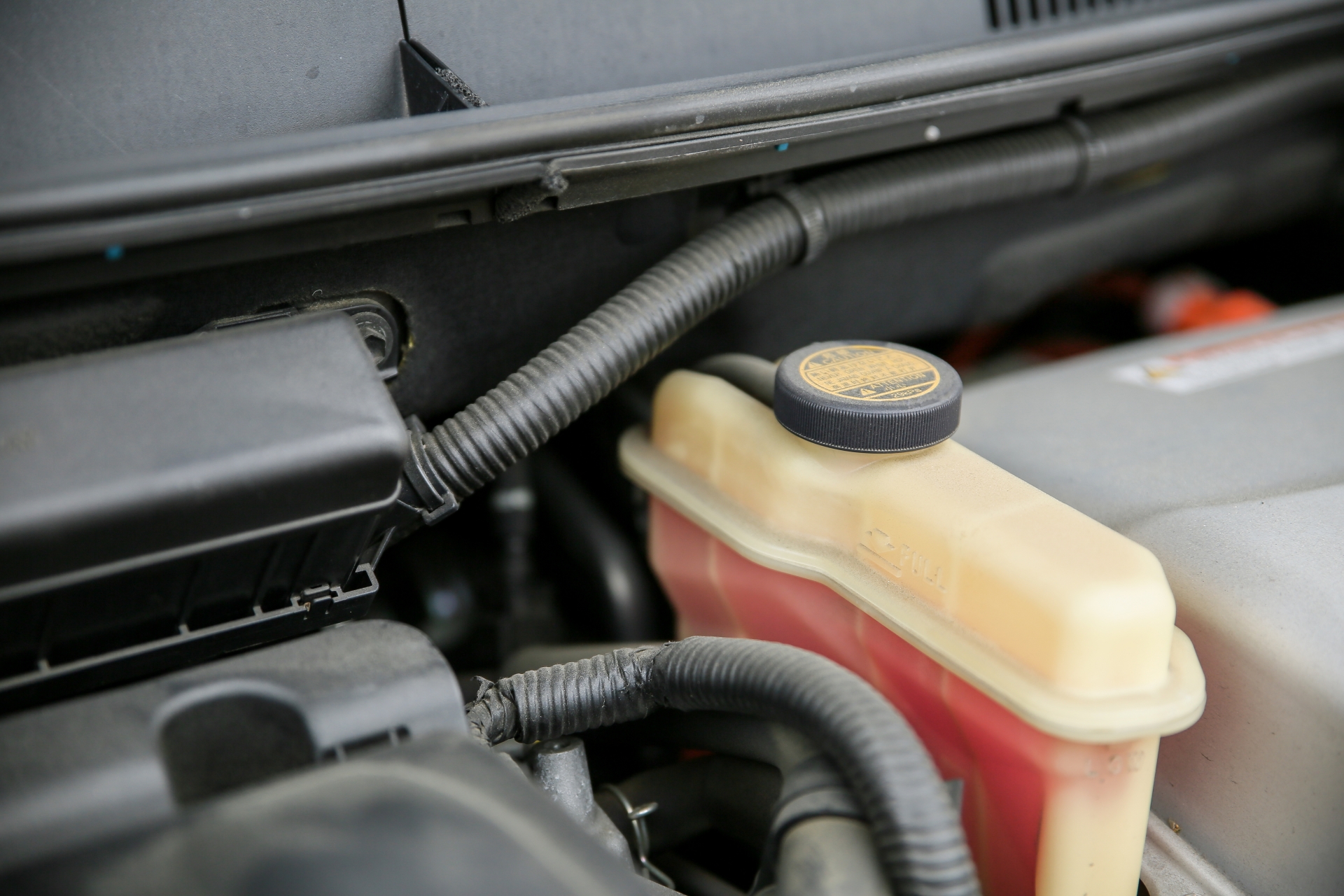 車のトラブル対処方法 クルマの冷暖房が効かない 異臭がする カーエアコンの故障の原因や修理する時の費用の相場は イキクル