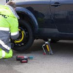 【車のトラブル対処方法】タイヤがパンクしてしまった！修理できるパンクとできないパンクとは？応急処置はどうすればよい？