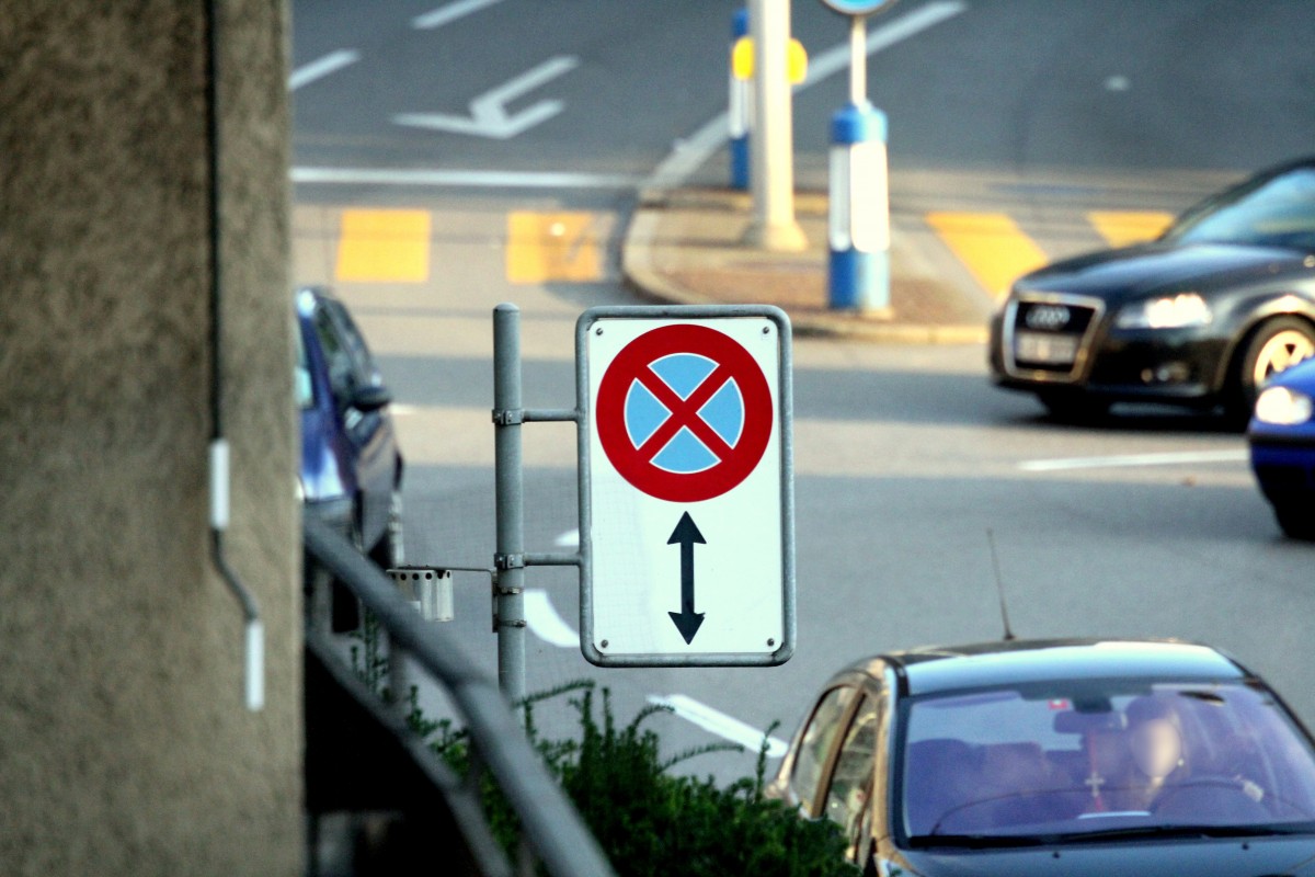 駐車禁止のルールをおさらい 道路標識の有効範囲や交差点など駐車違反の罰金は イキクル